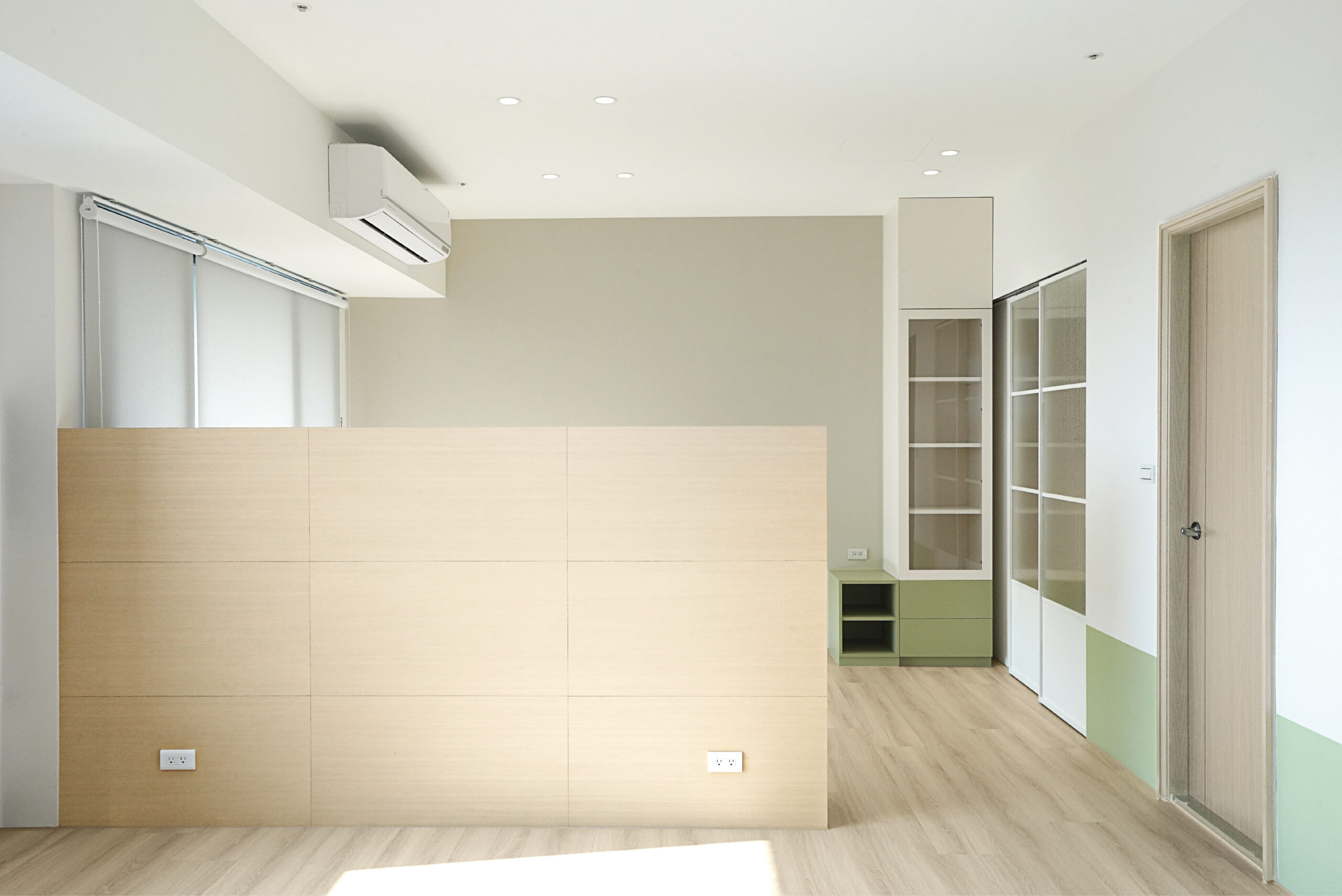 高雄室內設計，客廳餐用矮牆區隔，以放大空間開闊感，適當的木紋分隔，讓空間既純粹又有優美的視覺比例