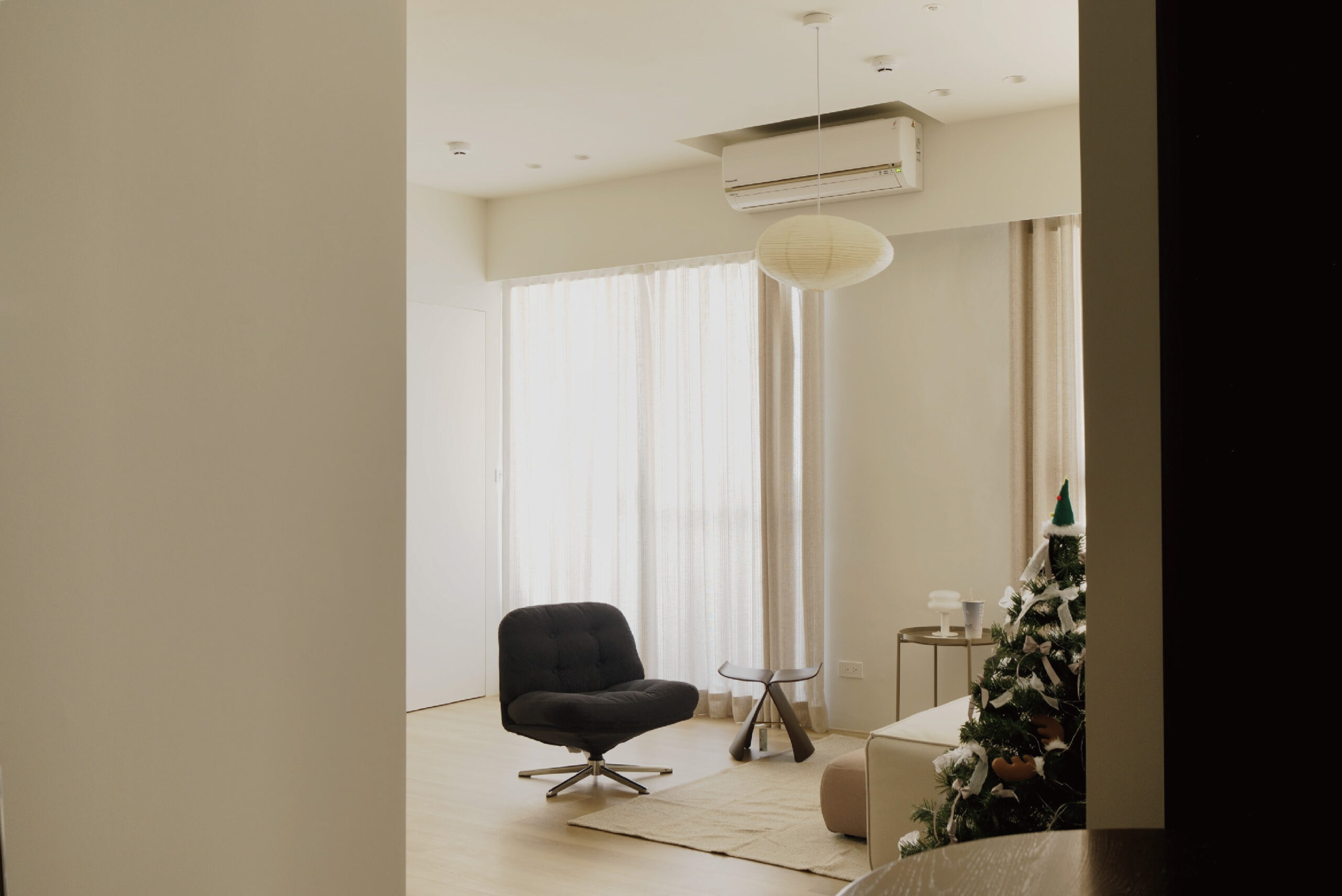 悠閒的自然光線進入客廳